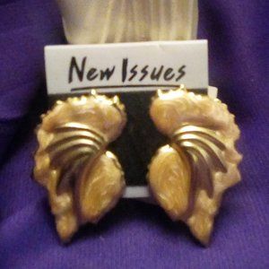 NEW ISSUES VINTAGE GOLDTONE EARINGS